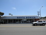 Santa Monica Music Center／Santa Monica Blvdのカー・ディーラー地帯